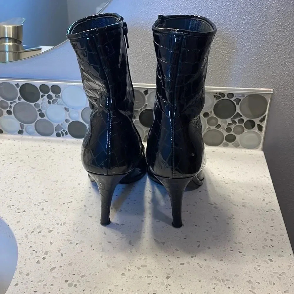 St John woman’s patent leather boots - Picture 7 of 15